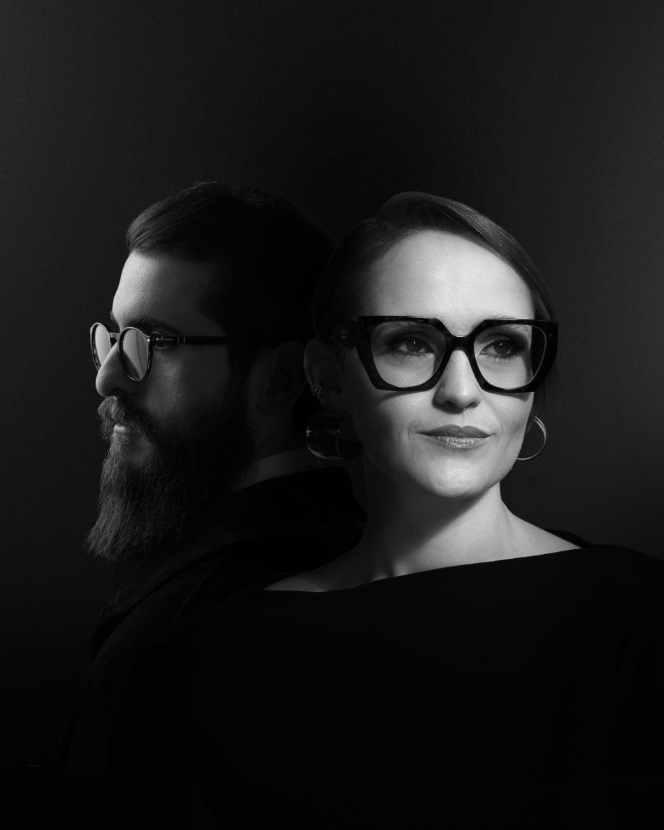 Retrato editorial em preto e branco